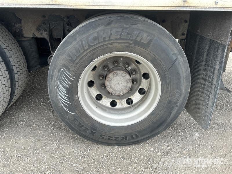 International 8600 Skriňová nadstavba