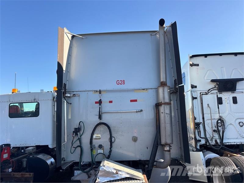 International 9400i 6x4 T/A Sleeper Truck Tractor (Inoperable) 曳引機組件