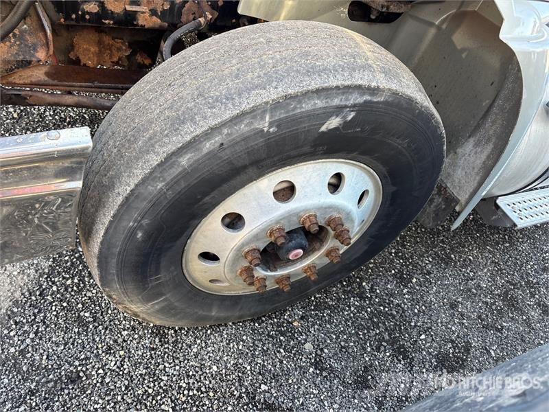 International 9400i 6x4 T/A Sleeper Truck Tractor (Inoperable) 曳引機組件