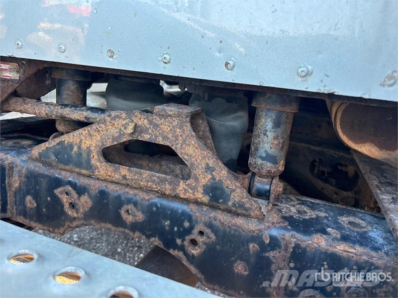 International 9400i 6x4 T/A Sleeper Truck Tractor (Inoperable) 曳引機組件