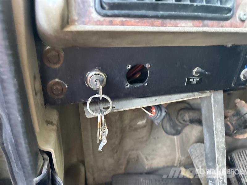 International 9400i 6x4 T/A Sleeper Truck Tractor (Inoperable) 曳引機組件