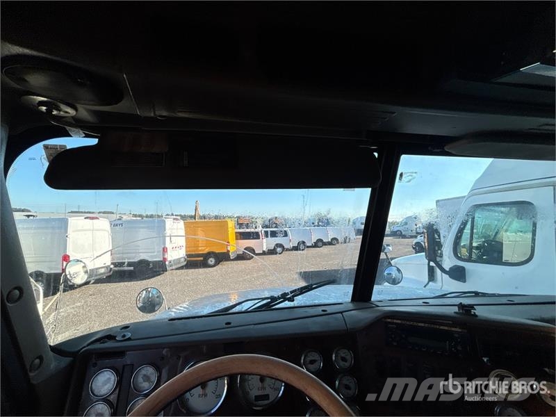 International 9400i 6x4 T/A Sleeper Truck Tractor (Inoperable) 曳引機組件