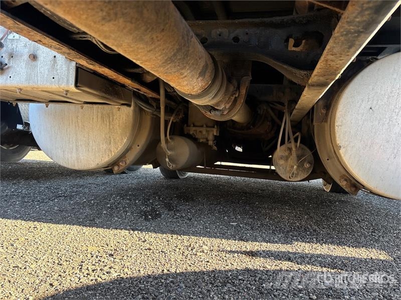 International 9400i 6x4 T/A Sleeper Truck Tractor (Inoperable) 曳引機組件