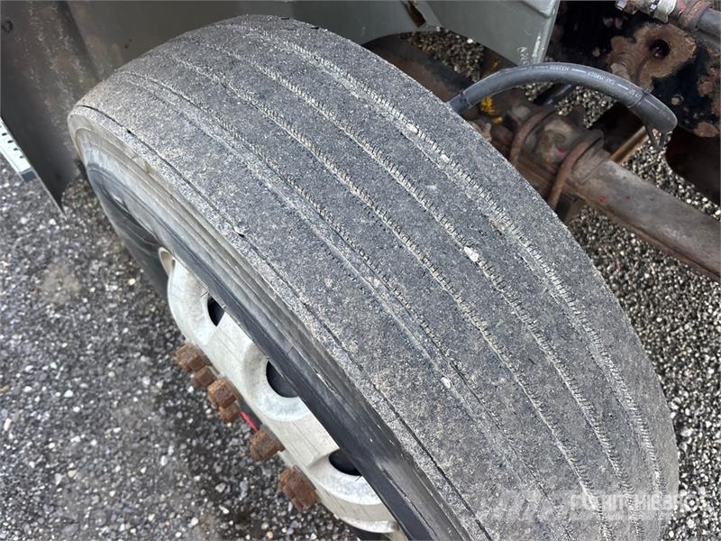 International 9400i 6x4 T/A Sleeper Truck Tractor (Inoperable) 曳引機組件
