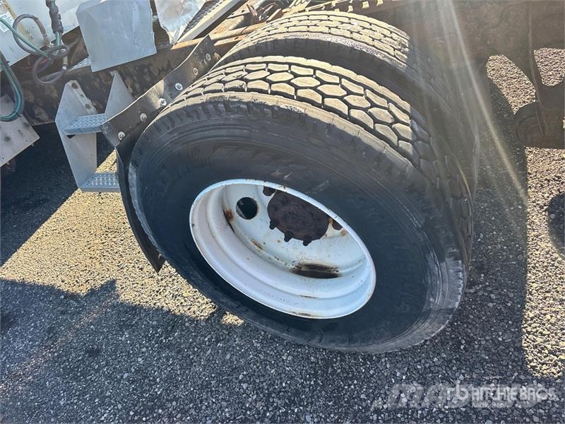 International 9400i 6x4 T/A Sleeper Truck Tractor (Inoperable) 曳引機組件