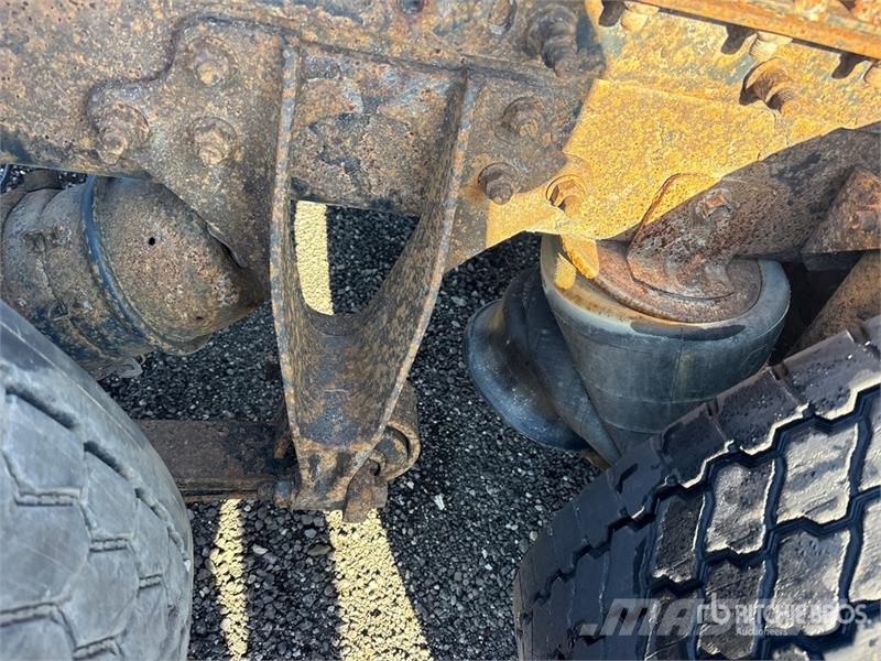 International 9400i 6x4 T/A Sleeper Truck Tractor (Inoperable) 曳引機組件
