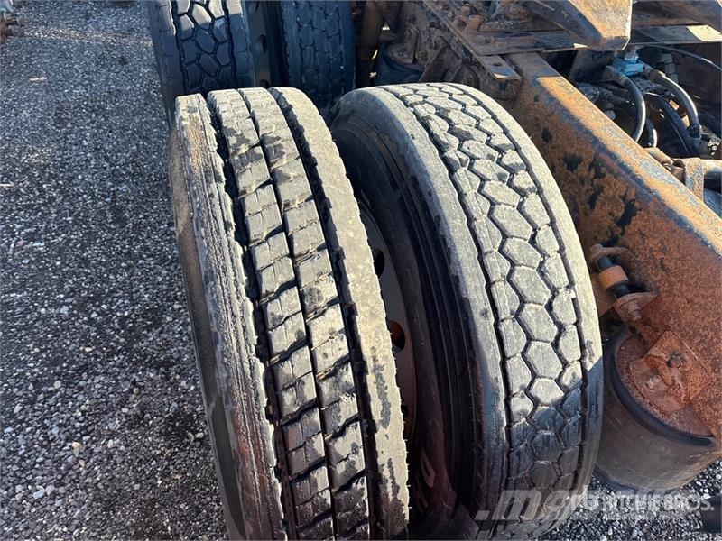 International 9400i 6x4 T/A Sleeper Truck Tractor (Inoperable) 曳引機組件