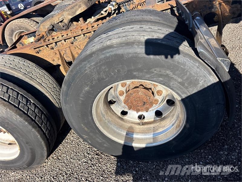International 9400i 6x4 T/A Sleeper Truck Tractor (Inoperable) 曳引機組件