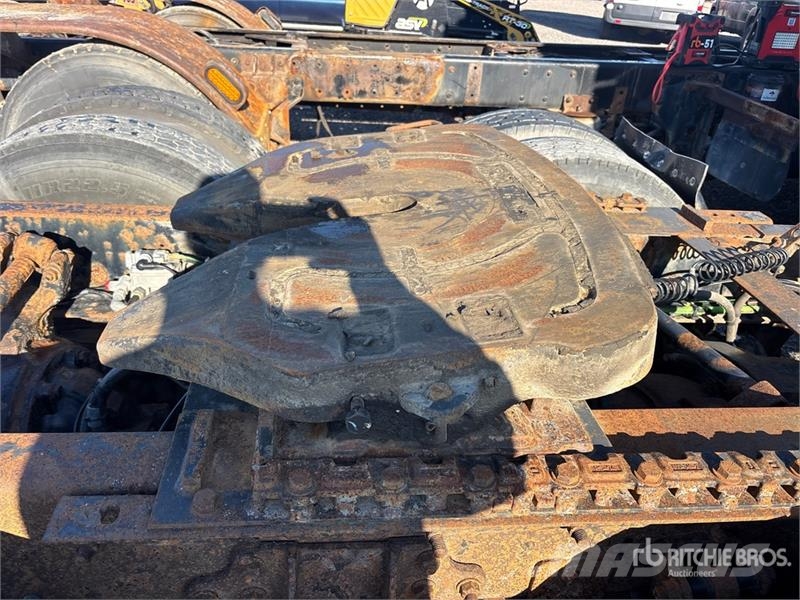International 9400i 6x4 T/A Sleeper Truck Tractor (Inoperable) 曳引機組件