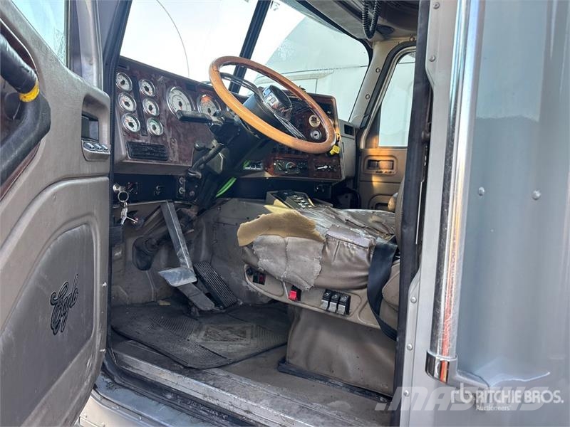 International 9400i 6x4 T/A Sleeper Truck Tractor (Inoperable) 曳引機組件