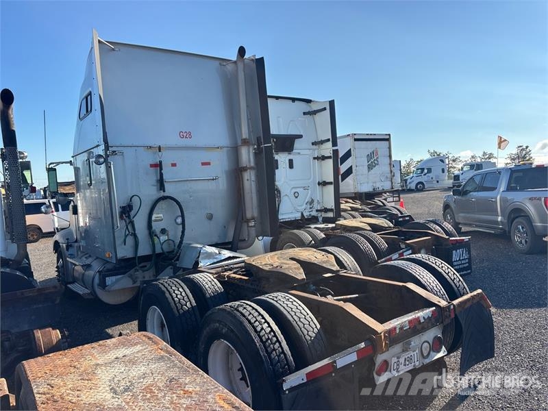 International 9400i 6x4 T/A Sleeper Truck Tractor (Inoperable) 曳引機組件