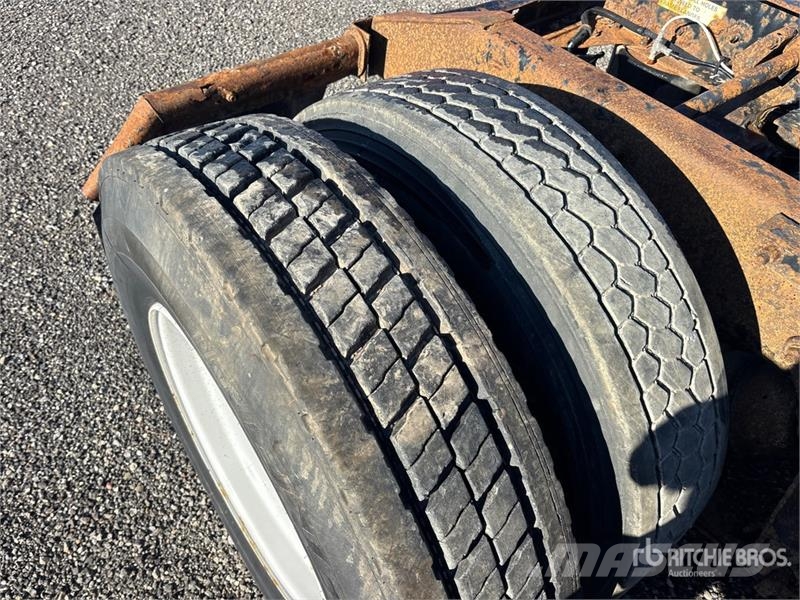 International 9400i 6x4 T/A Sleeper Truck Tractor (Inoperable) 曳引機組件