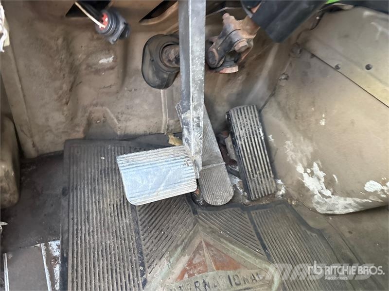 International 9400i 6x4 T/A Sleeper Truck Tractor (Inoperable) 曳引機組件