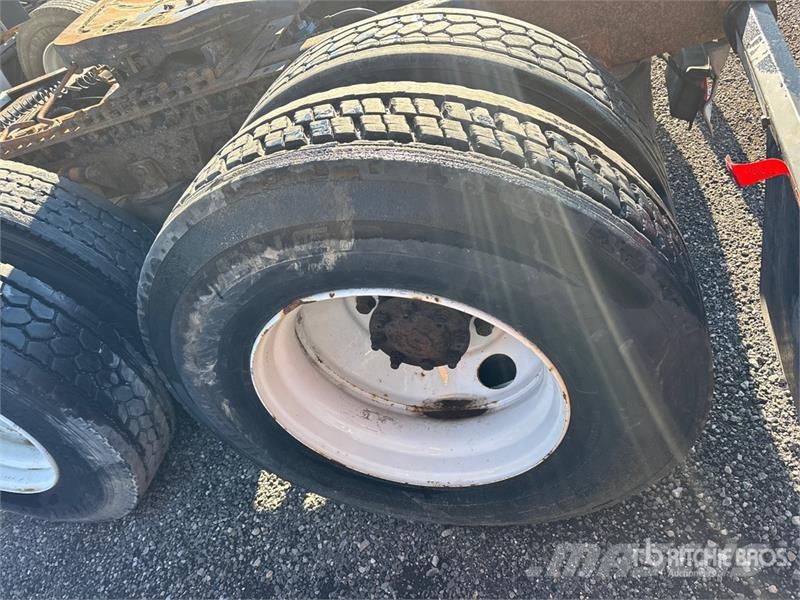 International 9400i 6x4 T/A Sleeper Truck Tractor (Inoperable) 曳引機組件