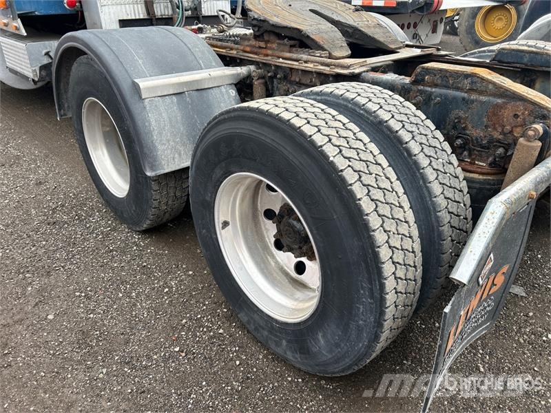 International 9900i 6x4 T/A Sleeper Truck Tractor Тягачі