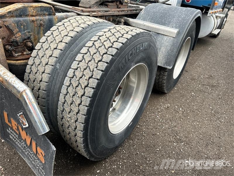 International 9900i 6x4 T/A Sleeper Truck Tractor Тягачі