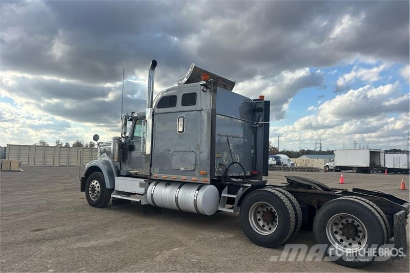 International 9900i 6x4 T/A Sleeper Truck Tractor Vilcēji