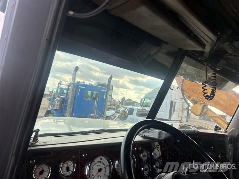 International 9900i 6x4 T/A Sleeper Truck Tractor Vilcēji