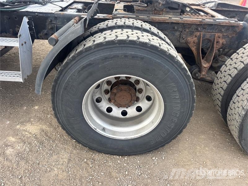 International 9900i 6x4 T/A Sleeper Truck Tractor Vilcēji