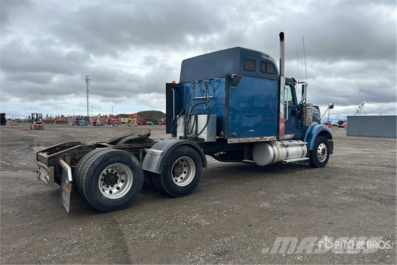 International 9900i 6x4 T/A Sleeper Truck Tractor Тягачі