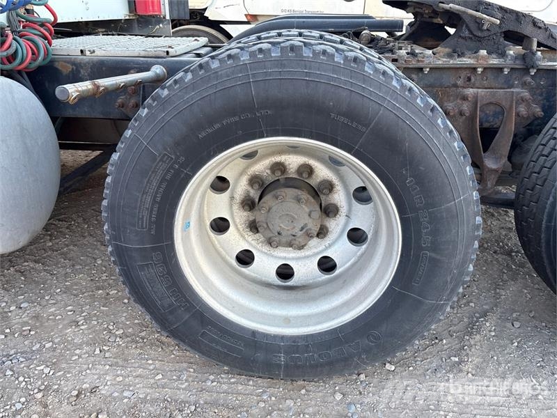 International 9900i 6x4 T/A Sleeper Truck Tractor Traktorske jedinice