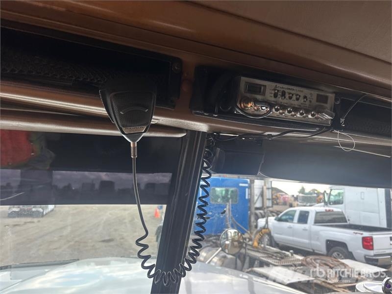 International 9900i 6x4 T/A Sleeper Truck Tractor Vilcēji
