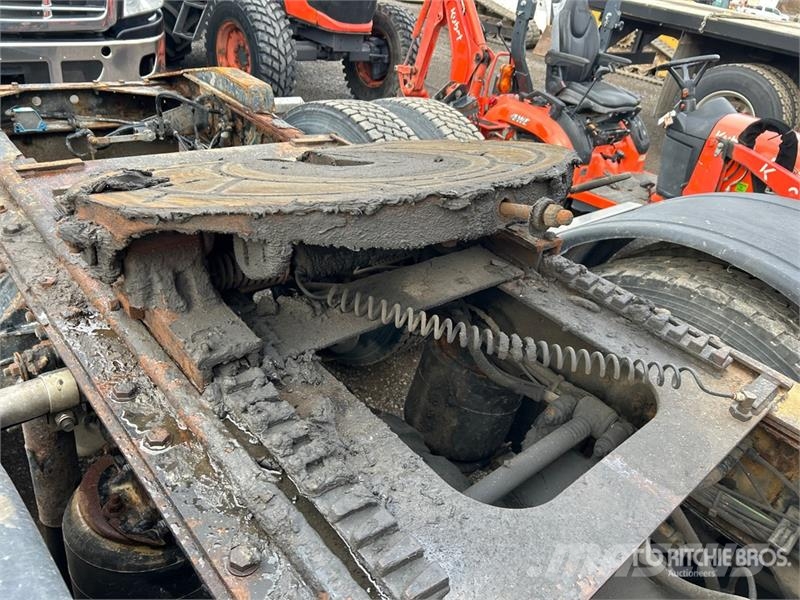 International 9900i 6x4 T/A Sleeper Truck Tractor Тягачі