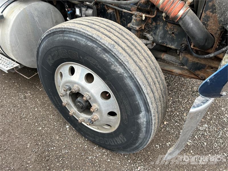 International 9900i 6x4 T/A Sleeper Truck Tractor Тягачі