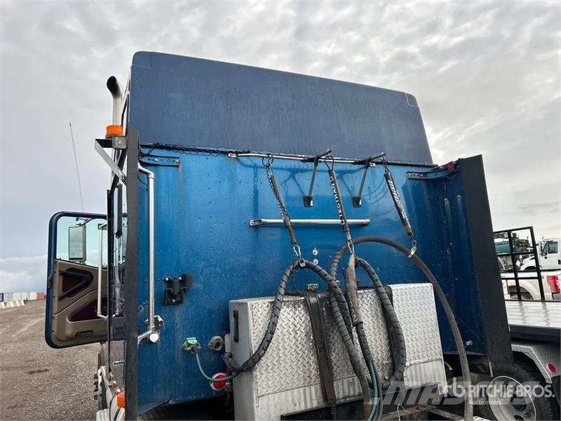 International 9900i 6x4 T/A Sleeper Truck Tractor Тягачі