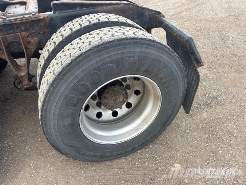 International 9900i 6x4 T/A Sleeper Truck Tractor Vilcēji