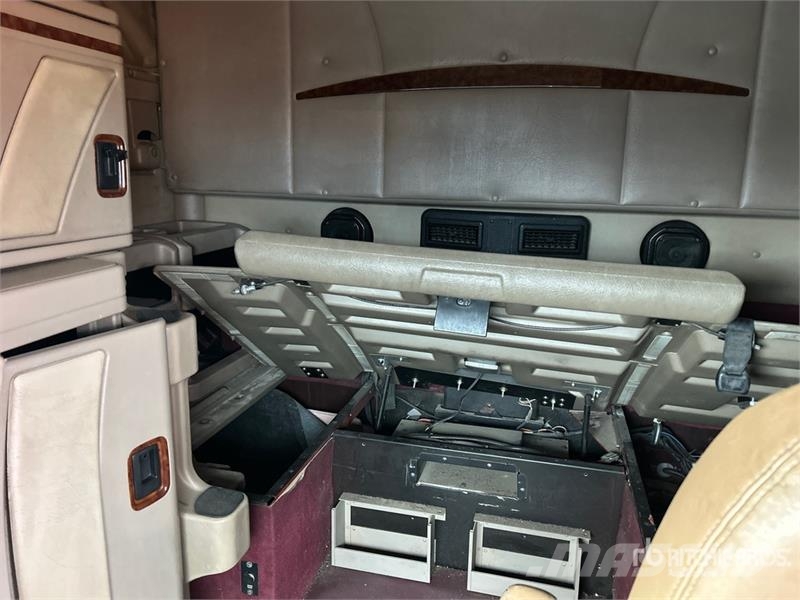 International 9900i 6x4 T/A Sleeper Truck Tractor Тягачі