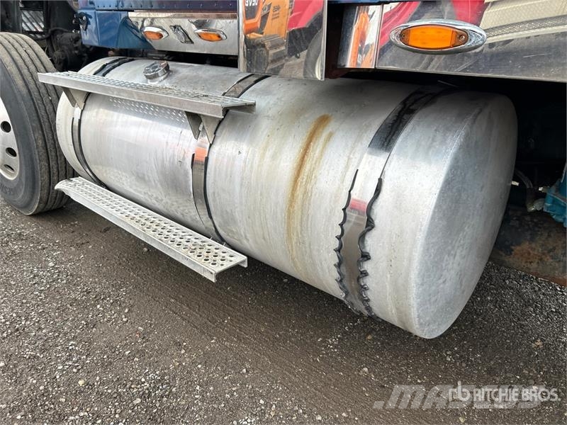 International 9900i 6x4 T/A Sleeper Truck Tractor Тягачі
