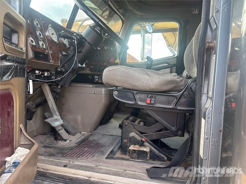International 9900i 6x4 T/A Sleeper Truck Tractor Vilcēji