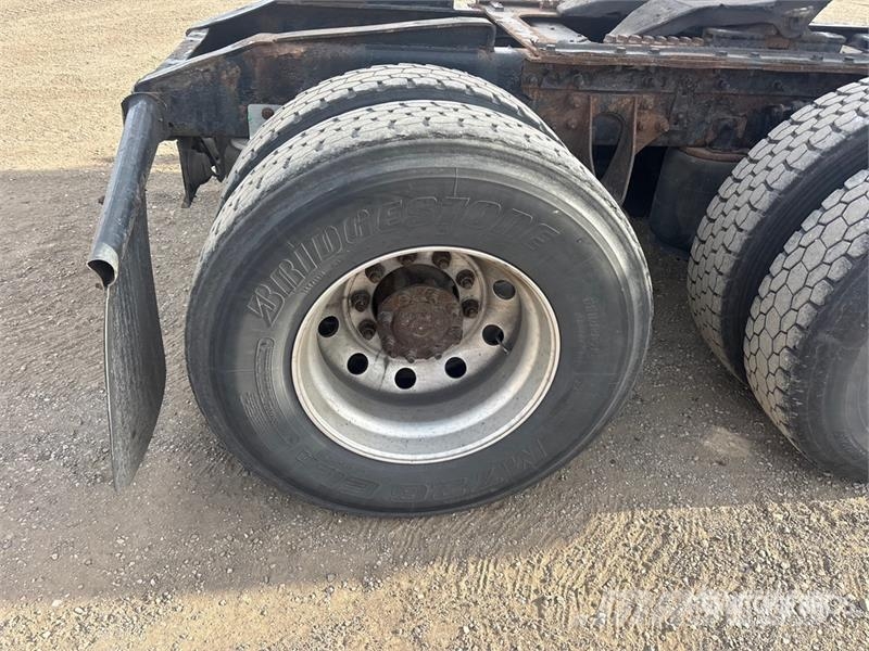 International 9900i 6x4 T/A Sleeper Truck Tractor Vilcēji
