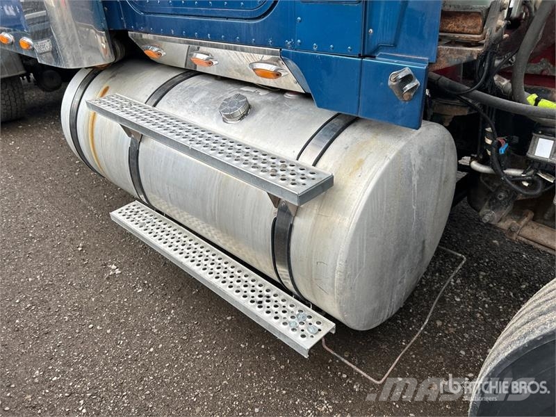 International 9900i 6x4 T/A Sleeper Truck Tractor Тягачі