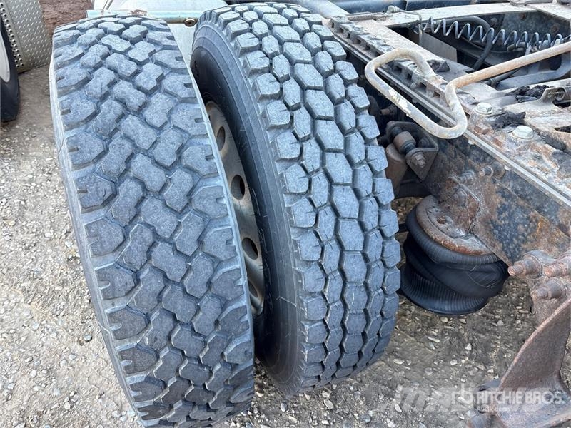 International 9900i 6x4 T/A Sleeper Truck Tractor Traktorske jedinice