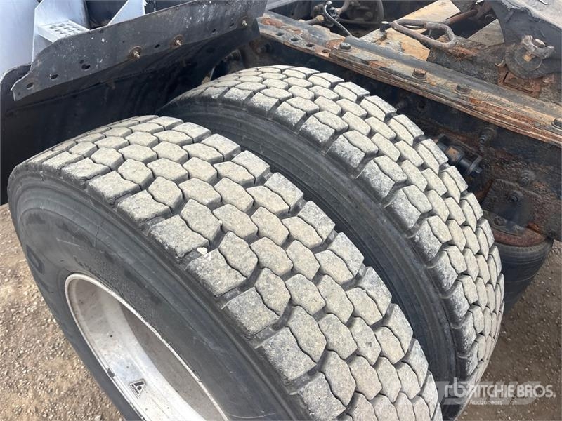 International 9900i 6x4 T/A Sleeper Truck Tractor Vilcēji