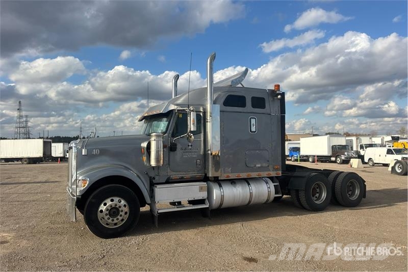 International 9900i 6x4 T/A Sleeper Truck Tractor Vilcēji