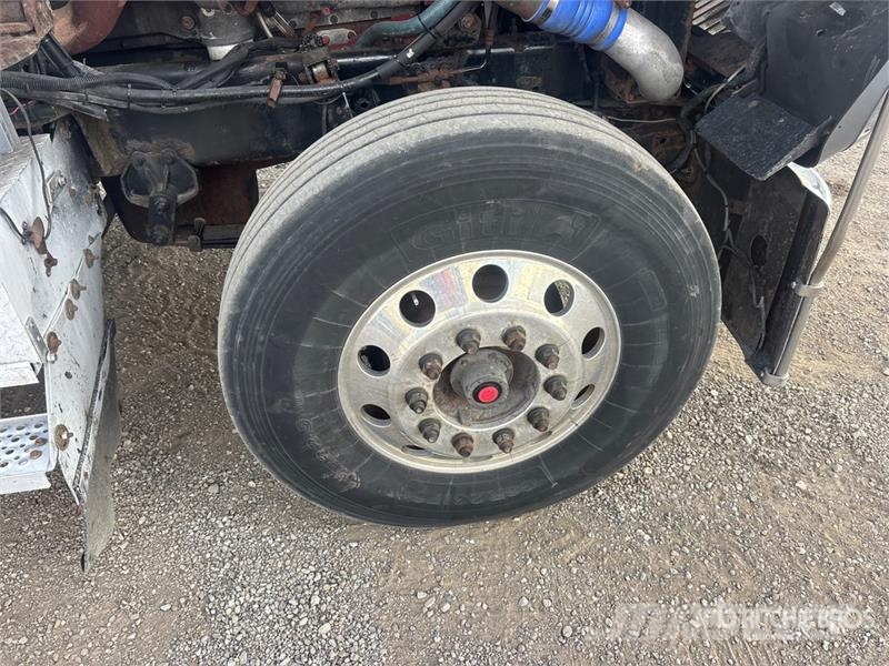 International 9900i 6x4 T/A Sleeper Truck Tractor Vilcēji