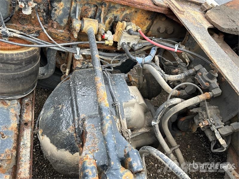 International 9900i 6x4 T/A Sleeper Truck Tractor Тягачі