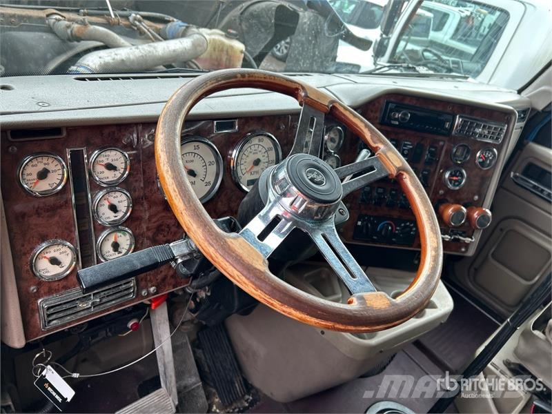 International 9900i 6x4 T/A Sleeper Truck Tractor Тягачі