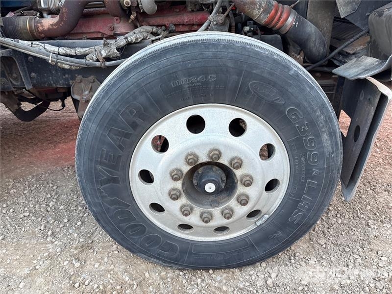 International 9900i 6x4 T/A Sleeper Truck Tractor Traktorske jedinice