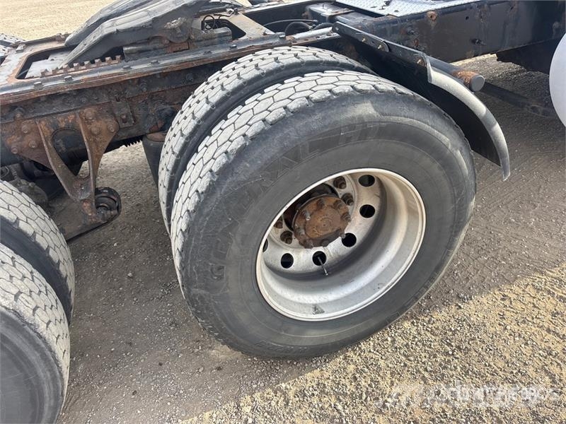 International 9900i 6x4 T/A Sleeper Truck Tractor Vilcēji