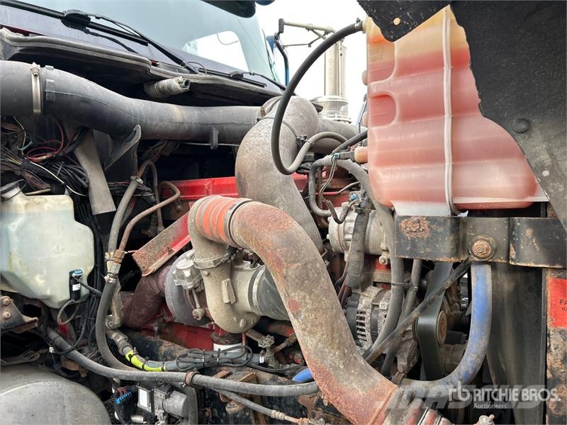 International 9900i 6x4 T/A Sleeper Truck Tractor Тягачі