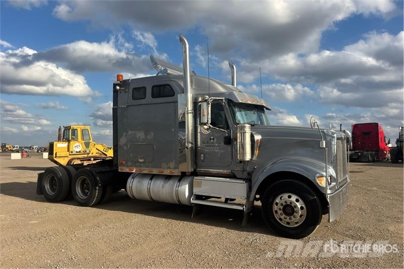 International 9900i 6x4 T/A Sleeper Truck Tractor Vilcēji