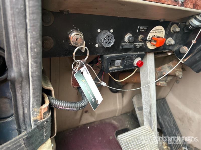 International 9900i 6x4 T/A Sleeper Truck Tractor Тягачі