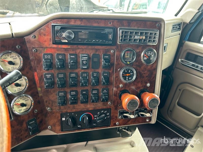 International 9900i 6x4 T/A Sleeper Truck Tractor Тягачі