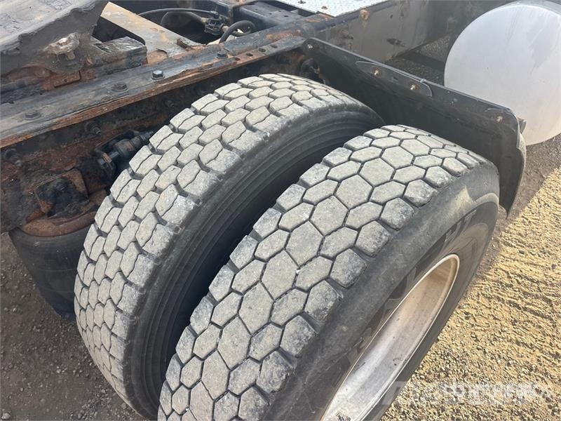 International 9900i 6x4 T/A Sleeper Truck Tractor Vilcēji