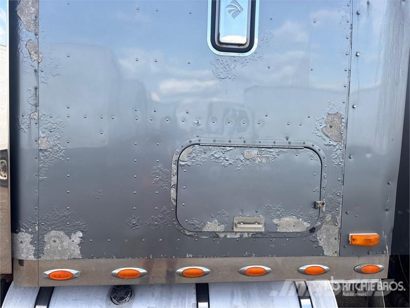 International 9900i 6x4 T/A Sleeper Truck Tractor Vilcēji