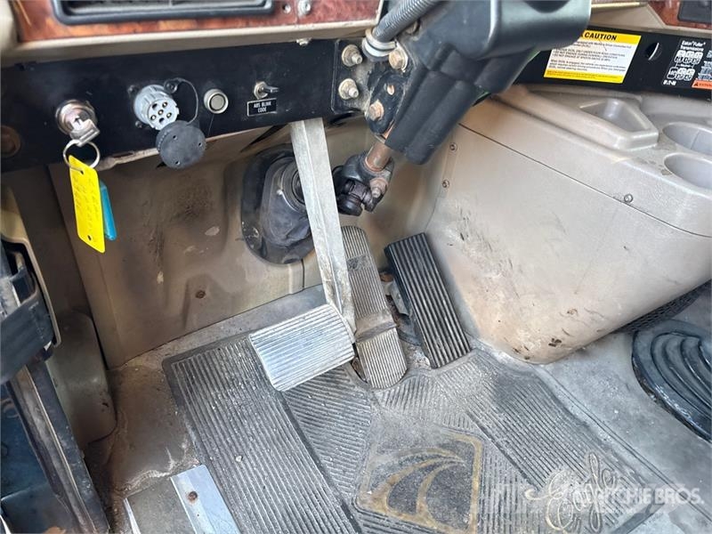International 9900i 6x4 T/A Sleeper Truck Tractor Traktorske jedinice